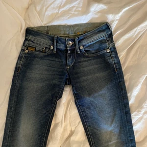 DOM FINNS KVAR, Lågmidjade jeans från G-star -  Oseriöst bud tidigare så de finns kvar❗️ Fick precis hem lite jeans från Zalando pre-owned men vissa passade dessvärre inte så tänkte kolla om det fanns något intresse här innan jag skickar tillbaka dem🙏🏻    Köpt direkt  300 + frakt 