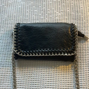 Tiamo väska - Säljer min lilla tiamo väska, som ny. Startar budgivning om flera blir intresserade! Köparen står för frakten! 👌🏻⭐️