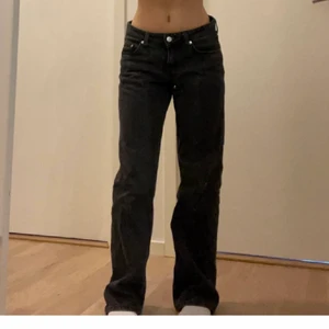 Lågmidjade jeans - Lägger ut igen pga att hon som vann budgivningen inte svarar, köpta från weekday och knappt använda, jag är 155