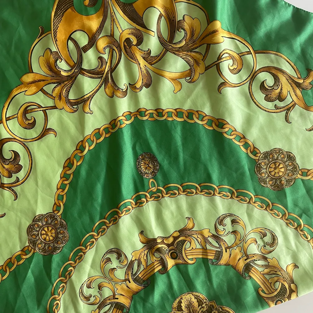 Sjal med mönster i grönt o guldigt. Kan användas som topp då den är rätt stor. Toppar.