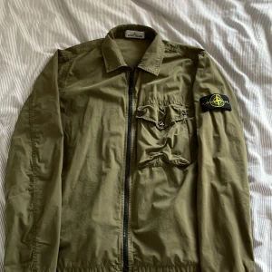 Stone island  - Säljer min Stone Island overshirt som är i toppskick, den är köpt på NK. 