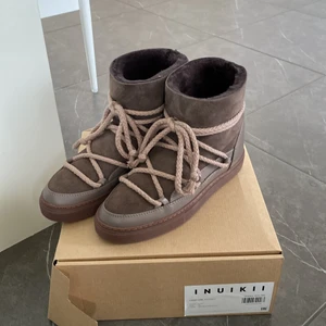 Inuikii skor - Säljer dessa helt nya oanvända inuikii skor. Både kartong och prislapp är kvar. Kan mötas upp i Norrköping eller så står köparen för frakt💕 Tar bort annonsen imorrn, då jag annars måste skicka tillbaka skorna