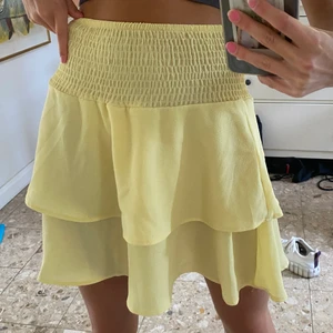 Gul kjol - Jag säljer denna så fina volangkjol som är från Nelly. Den är mycket fint skick. Storlek 34, säljs för 69kr+frakt som köparen står för!💛