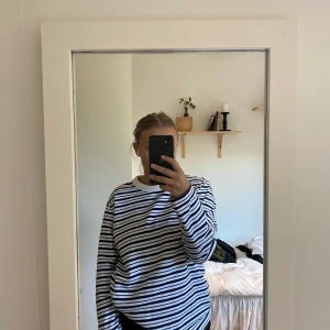 Sweatshirt - Sweatshirt från weekday i storlek S, använt sparsamt