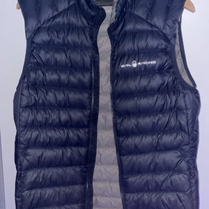 Sail racing väst size S - Säljer nu min sail racing väst pga att jag inte använder den längre. Köpte för 2000kr och det är ett väldigt bra pris jag lägger ut den för (Pris kan diskuteras)