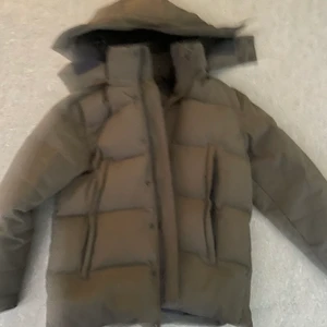 Canada gosse jacka , storlek L men passar M - Den är använd en gång 