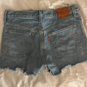Levi’s shorts - Blå Levi’s shorts W26 i bra skick, frakt tillkommer på 49 kr