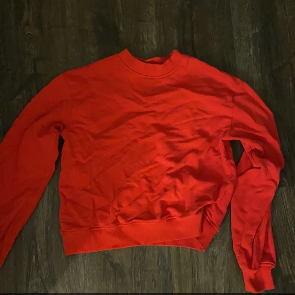 En helt vanlig röd tröja utan lova använd ungefär 2-3 ggr säljer den pågrund av att den inte används storlek Xs. Tröjor & Koftor.