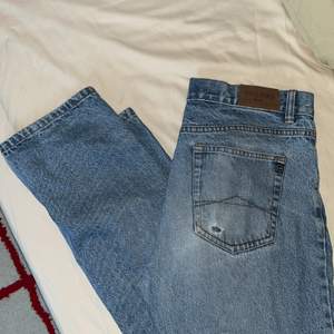 Lågmidjade jeans från Living World jeans. Bra skick men med avsiktlig slitning på bakfickan och knät, se bild. För referens är jag 183 cm lång