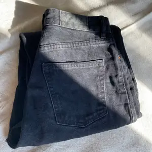 Säljer mina svarta monki jeans, bra skick storlek 24!💕