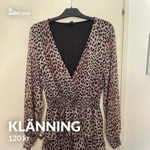 Säljer en vacker leopardklänning som knappt är använd  Vid köp av flera plagg så kan ett paketpris erbjudas ✨  Priset går att diskutera 