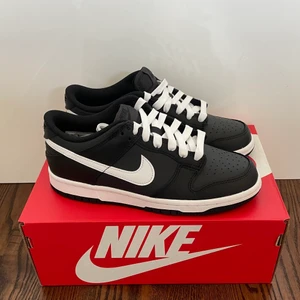 Nike Dunk Low Black White - WTS  Nike Dunk Low GS Black White Skick: DS Size: 38 Pris 1200kr Köpta på Nike (e kvitto finns) 