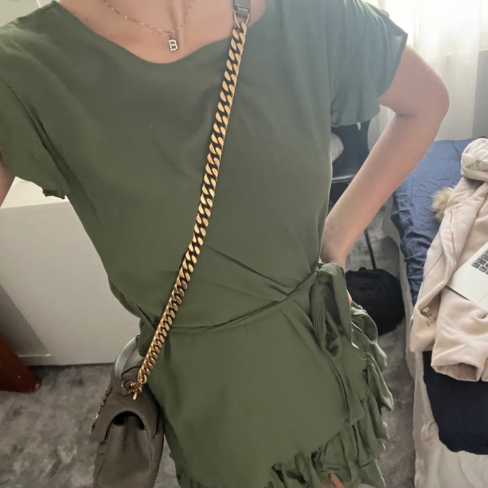 Super söt grön klänning från na-kd från kollektionen AFJ. Avtagbar band. Super skick. Är vanligtvis S men denna passar mig.. Klänningar.