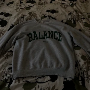 Grå sweatshirt storlek M - Säljer denna tröja i storlek M för 100 kr + 65kr frakt! (Priset kan eventuellt sänkas) gott skick, har inte använt den så jättemycket. 