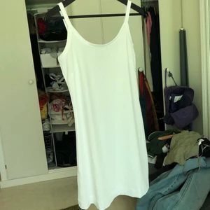 Vit klänning - Vit klänning i stretchigt material. Köpt secondhand. Storlek 40. Märket är Gustav. 