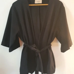 A part of the art kimono  - Smånötningar i armhåla. Funkar bra på mig som är small/medium men även större.