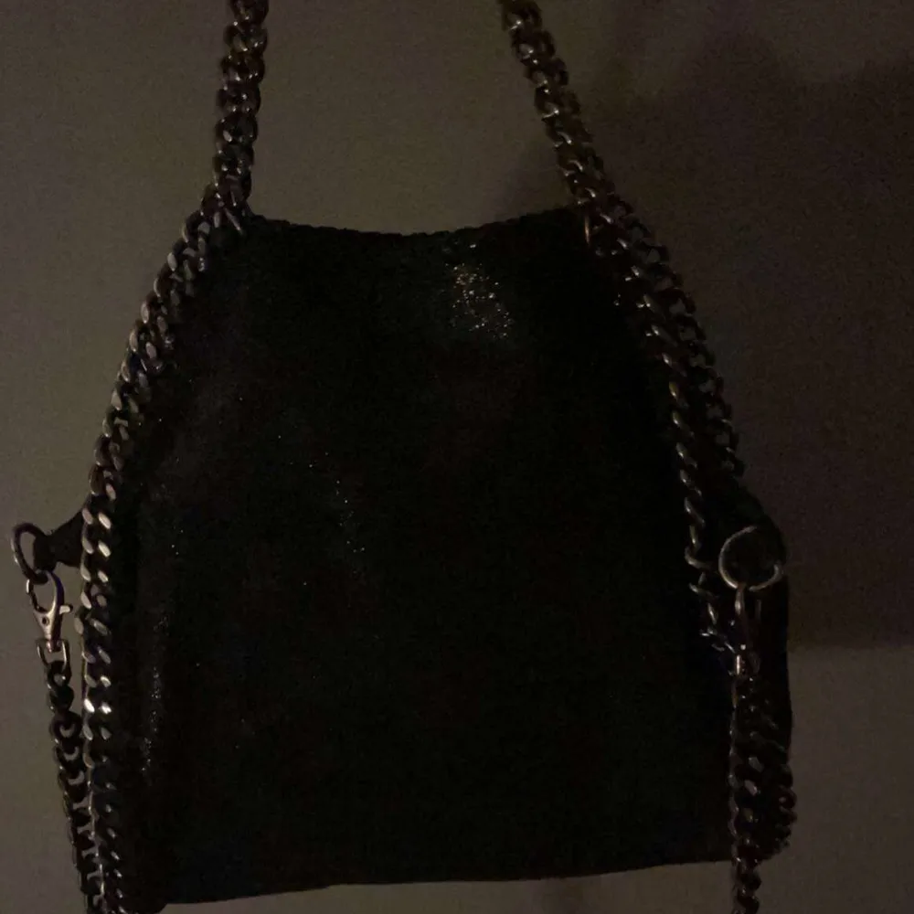 Jättefin liknande Stella McCartney väska i färgen svart, säljer för inte använder längre, mellanstor som får plats med mycket❤️. Accessoarer.