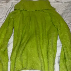 Jätte fin off shoulder stickad tröja i färjen lime grön, den är från barn avdelningen men kan passa alla storlekar up till storlek L!! Köparen sköter frakten 🫶🏼