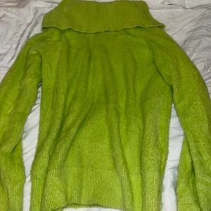 Off shoulder stickadtröja  - Jätte fin off shoulder stickad tröja i färjen lime grön, den är från barn avdelningen men kan passa alla storlekar up till storlek L!! Köparen sköter frakten 🫶🏼