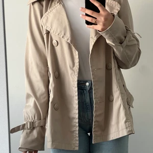 Kort beige trenchcoat - Supersnygg 