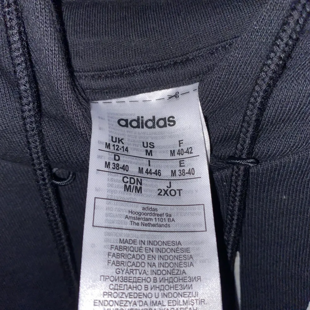 Svart oanvänd adidas hoodie, prislapp kvar Storlek M. Hoodies.