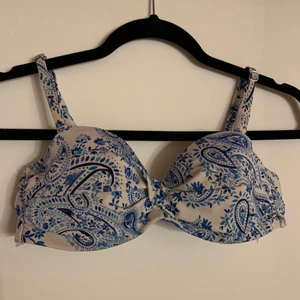 Bikini - Super din bikini överdel från H&M, den är använd men inte nå mycket alls, Köptes för ett tag sen, den är i super fint skick fortfarande, Säljer den då den aldrig används längre. Kan föraktas men du står för frakten!💕