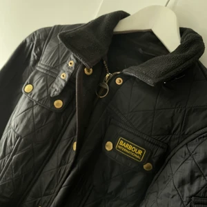 Barbour jacka  - Använd några gånger, jackan är fodrad med ett flismaterial. 