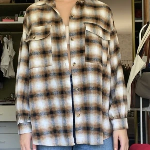 Rutig stjorta - sparsamt använd!🙌😮‍💨