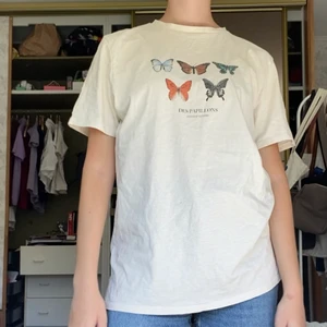 T-shirt med fjärillar - Har ett rosa streck på som tyvärr inte går bort i tvätt, synns på bild. Varit en favvo men får inte nån användning längre 💔