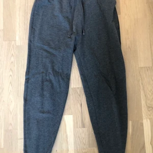 Polo Ralph Lauren Mjukisbyxor - Fina gråa Polo mjukisbyxor som inte har använts mycket alls. Är i bra skick size M. Står sleepwear men använts som sköna mjukisbyxor. Säljer för att de inte passar längre.