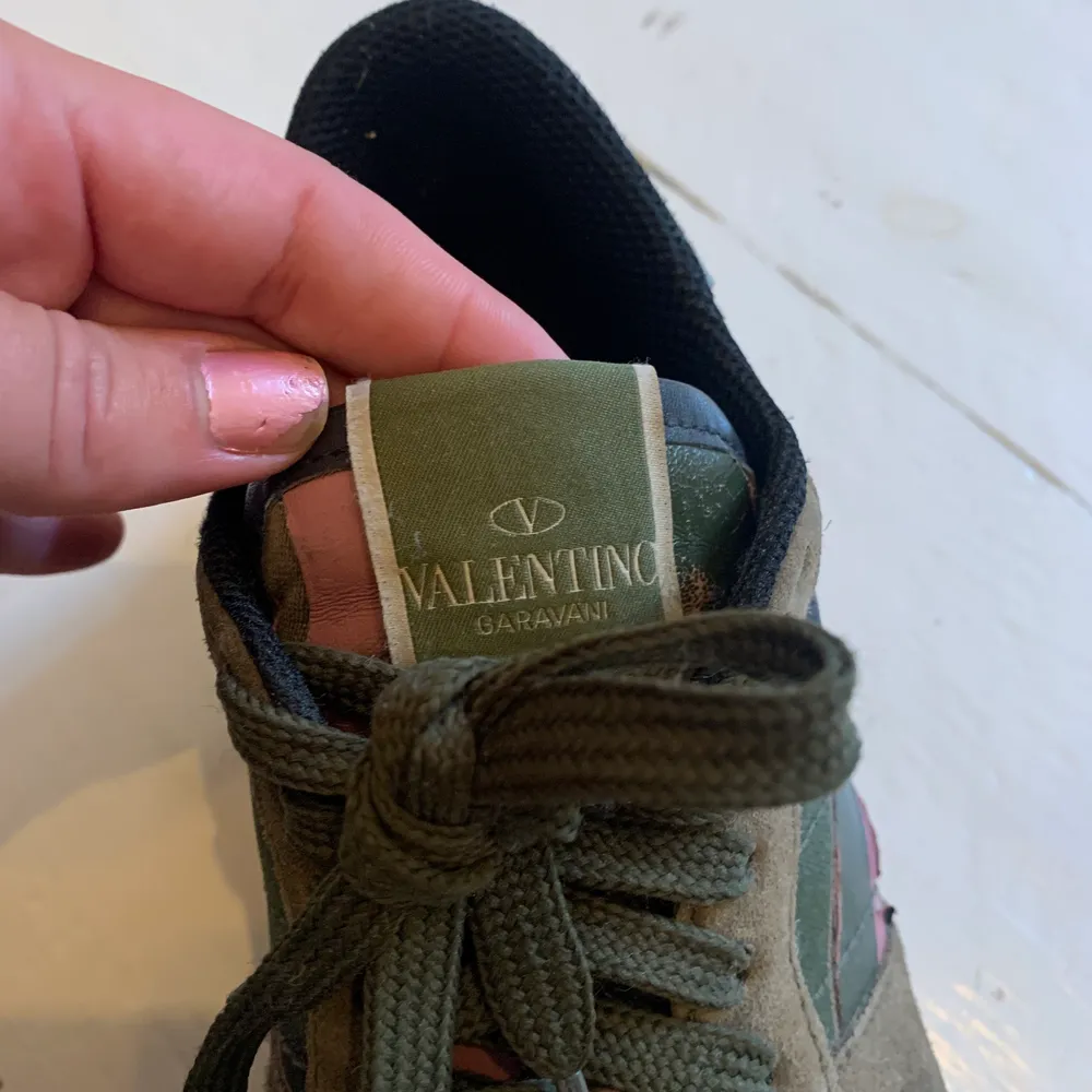 Valentino Leather sneakers i storlek 38. I mycket bra skick dock finns det ett litet hål på insidan av skorn. Köpta på farfetch för 6000 sek och kvitto finns. Storlek 38. Skor.