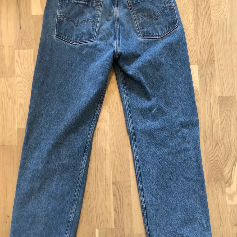 Skate Baggy Jeans med snygg blå färg, har inte blivit använd mycket då den inte passar längre. Storlek 33x34.. Jeans & Byxor.