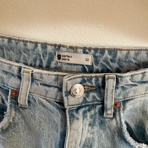 Jeans med hål från Gina - Vida jeans med hål från Gina i storlek 32, passar dig som är ca 158 cm lång! Köpare står för frakt och betalning sker via swish. Köpte för 600 och säljer för 250+frakt💓
