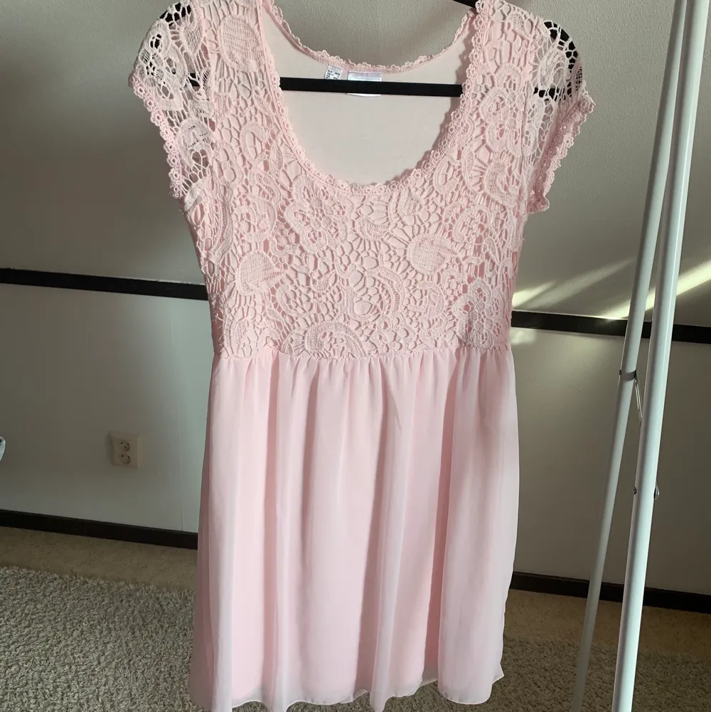 rosa klänning med spets från Bodyflirt i strl S, använd vid något tillfälle och är i nyskick. köpare står för frakten (diskuteras i dm). Klänningar.