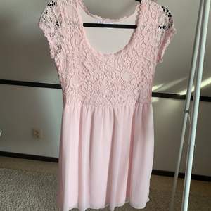 rosa klänning med spets från Bodyflirt i strl S, använd vid något tillfälle och är i nyskick. köpare står för frakten (diskuteras i dm)