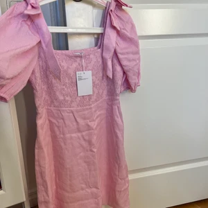 Klänning  -  sommarklänning, den är helt oanvänd och har prislapp kvar. Klänningen är i storlek 36 och är köpt för 890kr. 