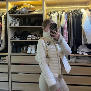 Jacka (Morris)  - Jag säljer en Morris jacka som endast är använd några få gånger. Jag köpte jackan för 2300kr men säljer den för 800kr. 