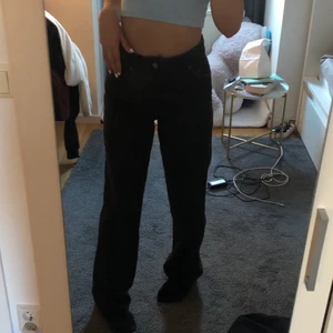Bershka straight leg jeans - Säljer dessa helt nya bershka straight leg jeans eftersom de ej är min stil. De är aldrig använda och helt nya. Köpta för 499 men säljer för 300🤍🤍🤍