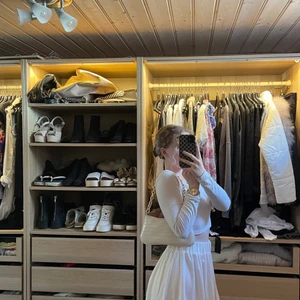 Set (kjol och tröja)  - Jag säljer ett vitt set (kjol och tröja) som är i ett bra skick. Jag köpte dom för 500kr men säljer de för 200kr. 