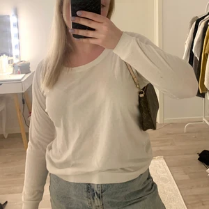 Vit tröja - Snygg vit tröja från Bik Bok!🤩 hör av dig vid frågor!