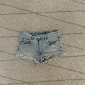 Bekväma jeansshorts - Jeansshorts från H&M i storlek 38. Enbart använda ett fåtal gånger och är i jättefint skick. Passar bäst som XS/S