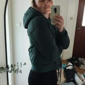Grön vårjacka - Snyggt grön lite puffade vår/höst/sommarkvälls-jacka. Slutar precis övanför rumpan på mig som är 175 lång. Snygg modell! 