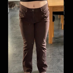 Lågmidjade jeans - Säljer de här jeansen eftersom dem inte passar mig i midjan. Helt oanvända lågmidjade bruna jeans i storlek 44 i midjan men skulle säga att resten är storlek 40. 