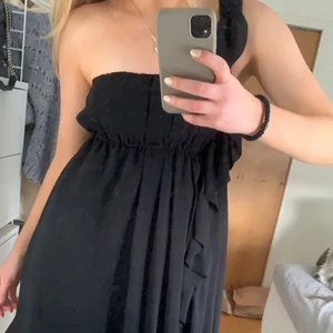 Zara klänning  - One shoulder klänning från zara! Så snygg och verkligen perfekt på tillställningar eller middagar eller bara nu i sommar💕