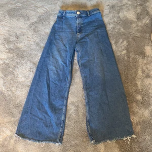 Zara Jeans - Säljer mina högmidjade Zara jeans i modellen ”the marine straight” i storlek 36💕knappt använda och är perfekt i längden på mig som är 160cm! Nypris på dessa är 400kr och säljer för 200kr