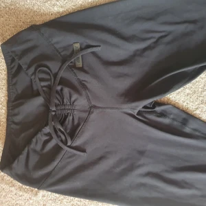 Bo+tee leggings v-cut m scrunch  - Extremt snygga tights, sjukt skönt material. Använda några gånger men är i nyskick. Frakt tillkommer. Märket är OhPollys träningsmärke. Bra kvalité!