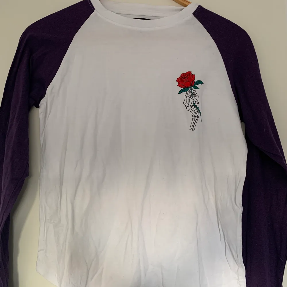 Långärmad tröja från märket STAY med en skeletthand som håller i en ros. Endast använd 1 gång. . Skjortor.