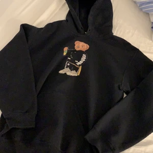 Hoodie storlek S - En fin Hoodie i storlek S som jag väljer sälja nu då jag tröttnat på den, nypris 800kr och säljer för 360kr.