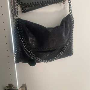 Stella McCartney liknande väska  - Jättefin och rymlig Stella McCartney liknande väska. Nästan aldrig använd.  köpt för 400 säljer för 250+frakt 