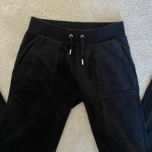 Juicy couture - Juice couture byxor i xs, säljer pågrund av att dom är för långa. Byxorna är i bra skick har bara använts ett par fåtal gånger 🌸💗